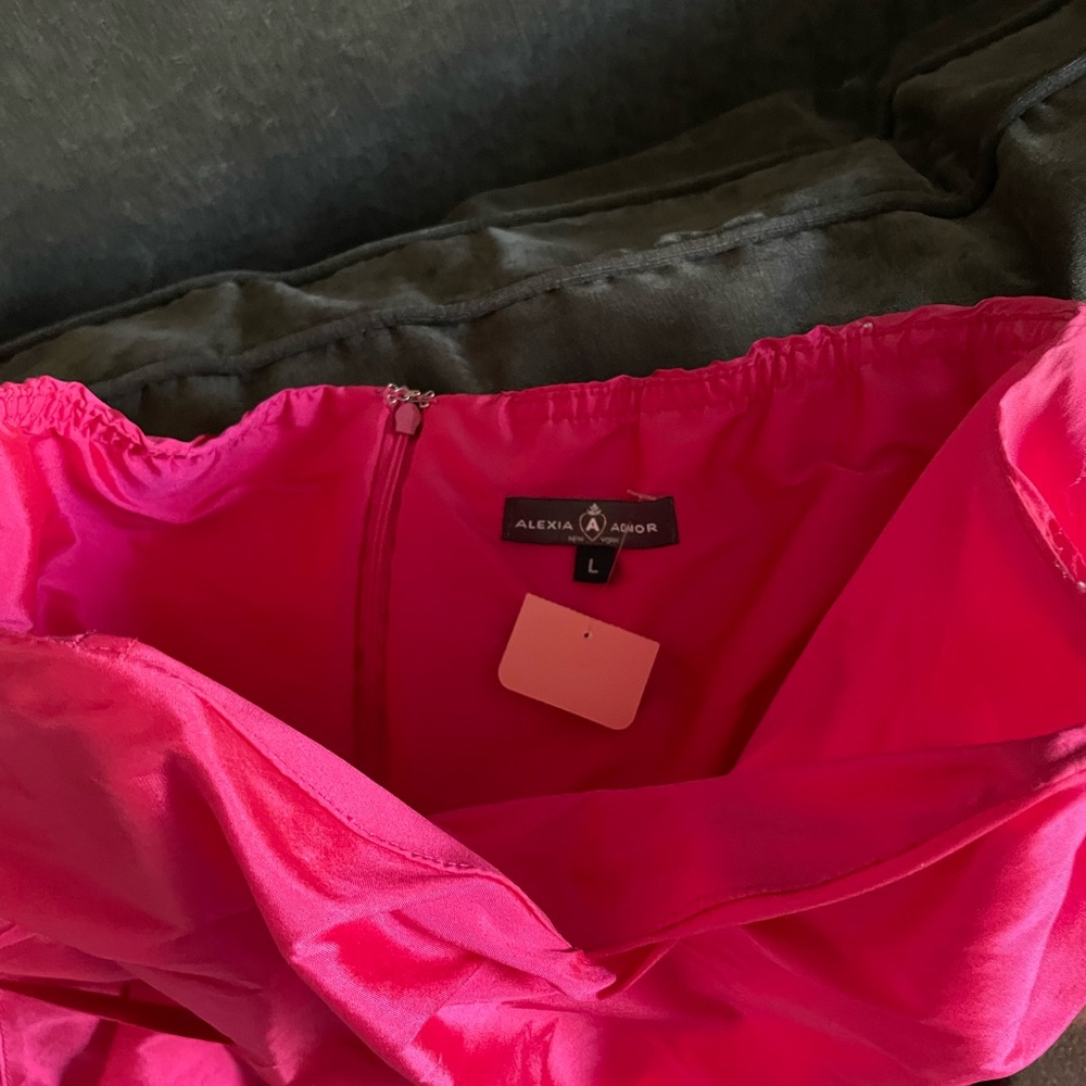 Beautiful cocktail dress!! Hot pink l